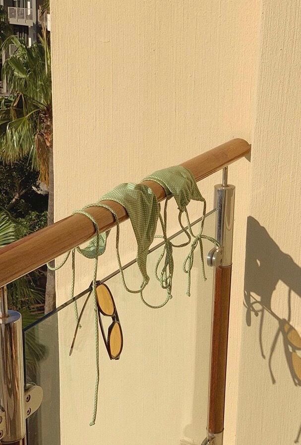 Bikini vert sur rambarde