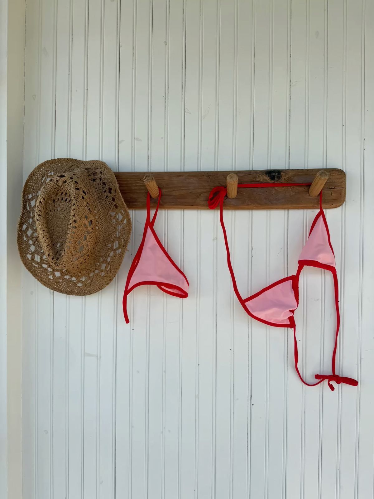 Bikini rose accroché