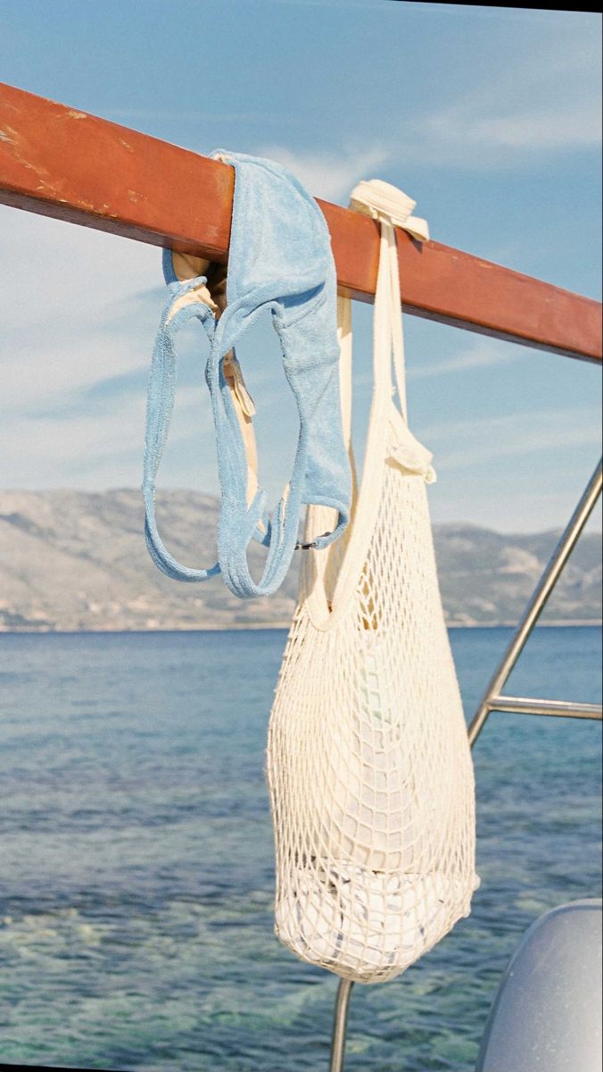 Maillot bleu sur un bateau