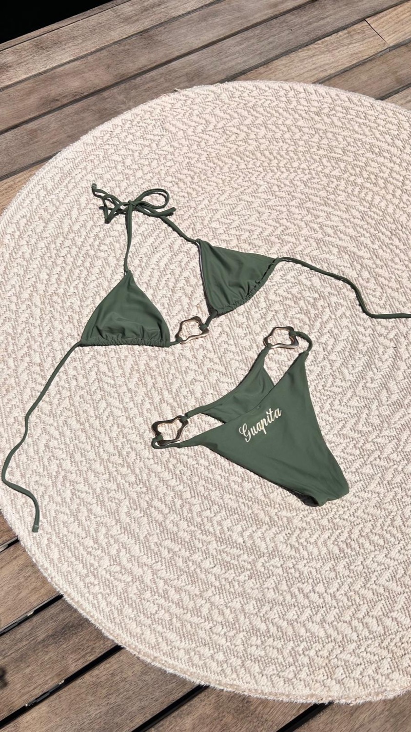 Le Solaire en flat-lay sur tapis en rotin